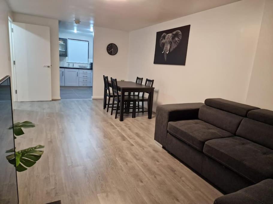 Contemporary City Centre Flat Belfast Exterior foto
