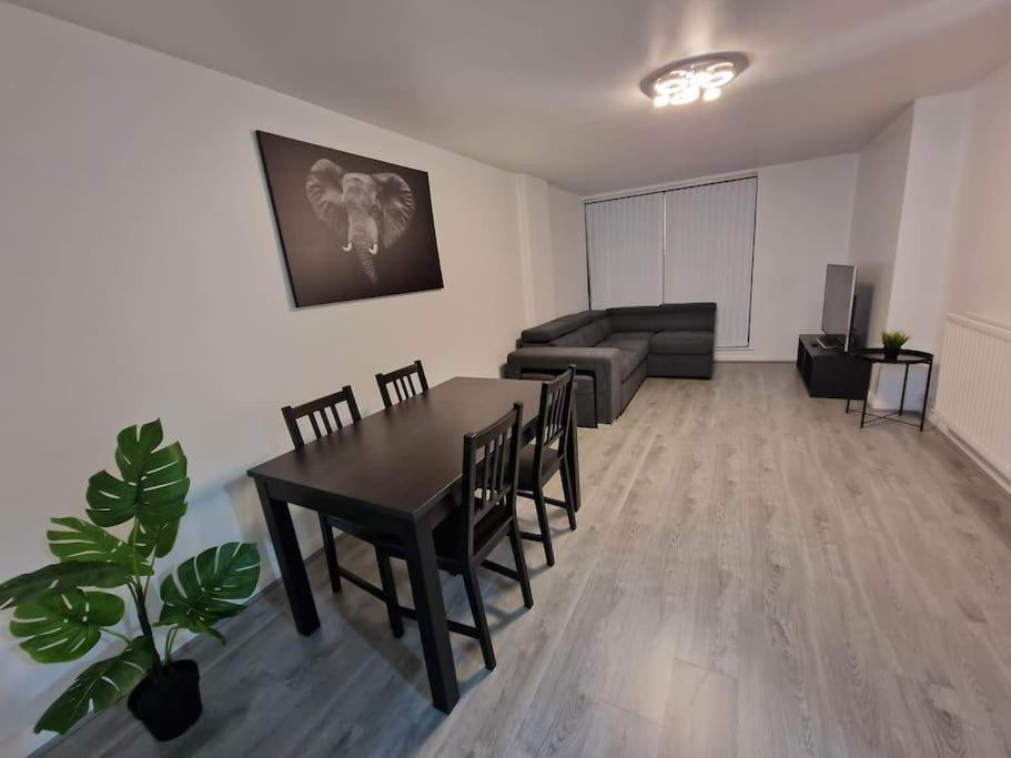 Contemporary City Centre Flat Belfast Exterior foto